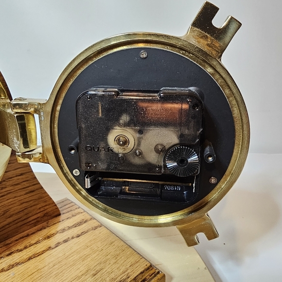 Vintage Bell Clock Company Brass Ship Porthole Quartz Mantel Clock W/Wooden Base - Picture 9 of 12